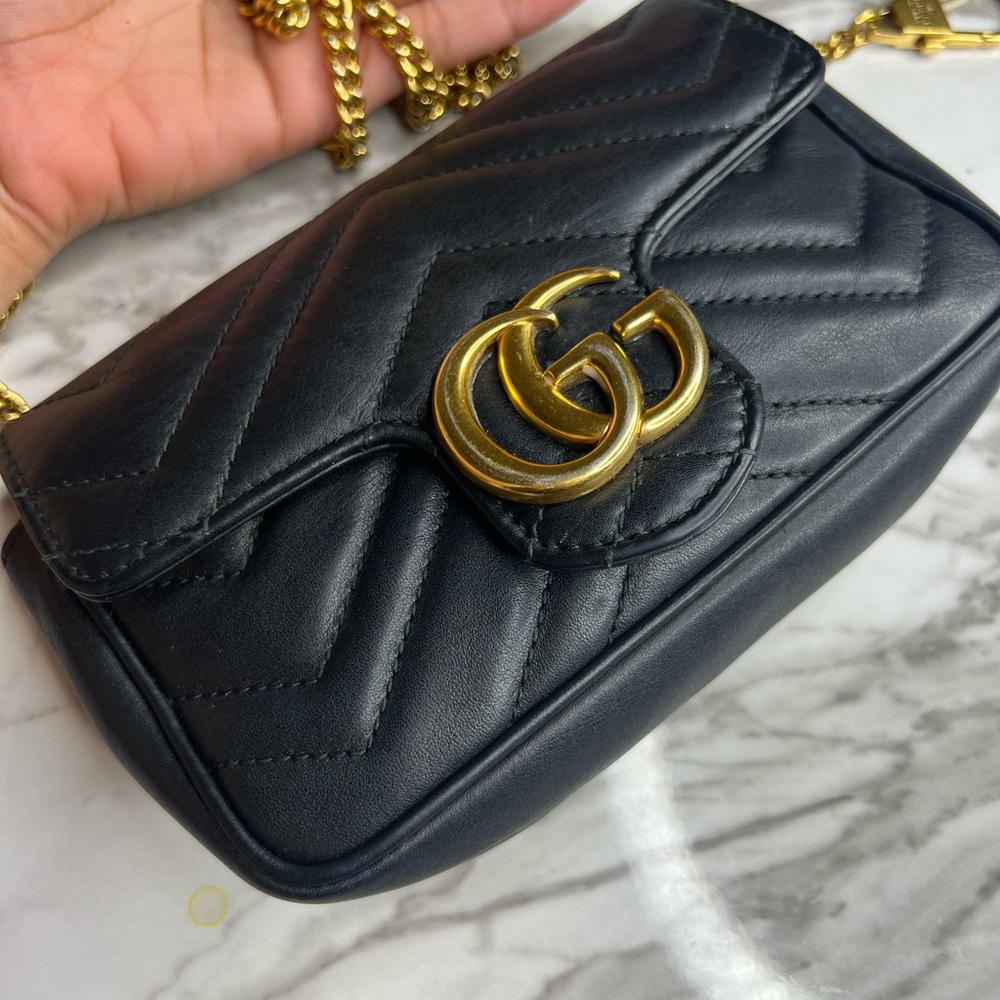 BLACK GUCCI handbag.